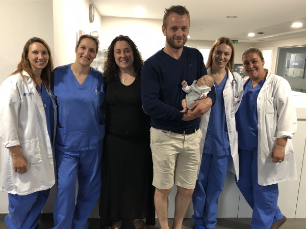 Olivier junto a sus padres y parte del equipo de la UCINP de IMED Valencia