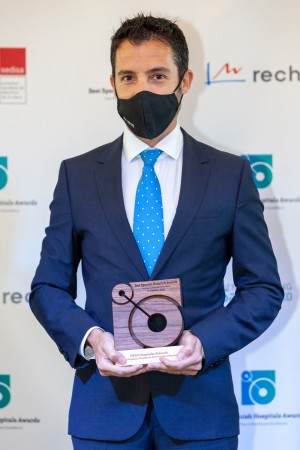 Pedro Tomás, gerente de IMED Valencia, con el premio.