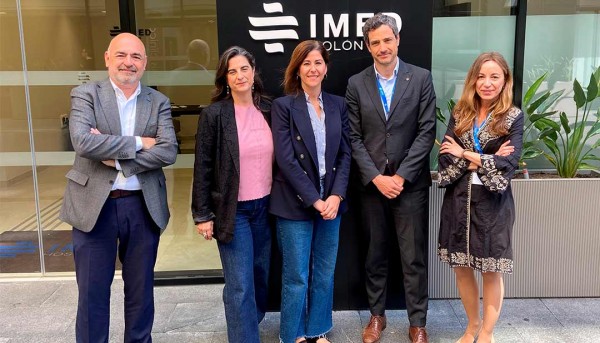 Representantes de IMED Hospitales y la asociación AmarCura